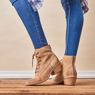 Annalise shown on model 