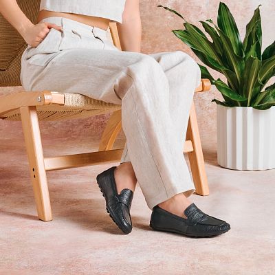 Allie shown on model 